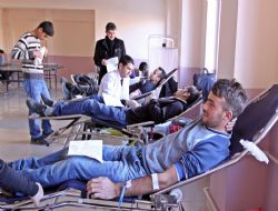 Üniversitelilerden Kızılay'a kan desteği